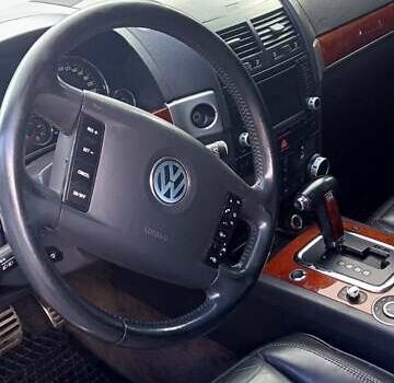 Черный Фольксваген Туарег, объемом двигателя 5 л и пробегом 315 тыс. км за 8500 $, фото 6 на Automoto.ua