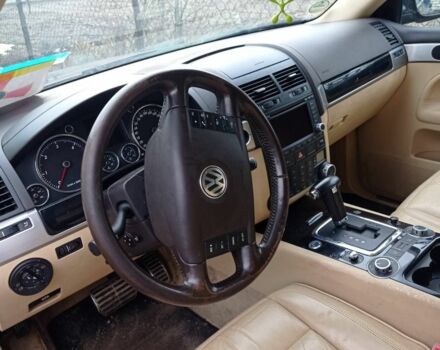 Черный Фольксваген Туарег, объемом двигателя 5 л и пробегом 290 тыс. км за 5000 $, фото 6 на Automoto.ua