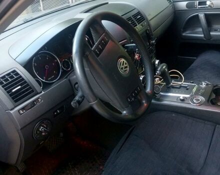 Черный Фольксваген Туарег, объемом двигателя 2.5 л и пробегом 317 тыс. км за 8500 $, фото 7 на Automoto.ua
