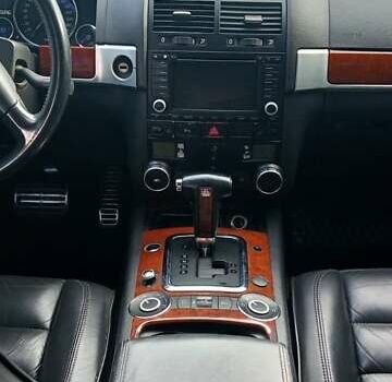 Черный Фольксваген Туарег, объемом двигателя 5 л и пробегом 315 тыс. км за 8500 $, фото 9 на Automoto.ua