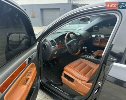 Чорний Фольксваген Туарег, об'ємом двигуна 2.5 л та пробігом 260 тис. км за 8000 $, фото 1 на Automoto.ua