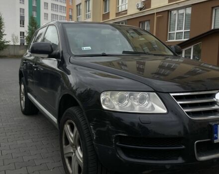 Черный Фольксваген Туарег, объемом двигателя 5 л и пробегом 225 тыс. км за 4099 $, фото 2 на Automoto.ua