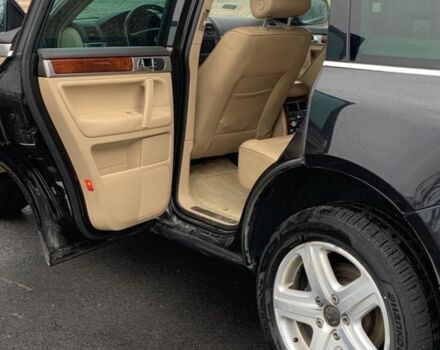 Черный Фольксваген Туарег, объемом двигателя 5 л и пробегом 230 тыс. км за 5800 $, фото 3 на Automoto.ua