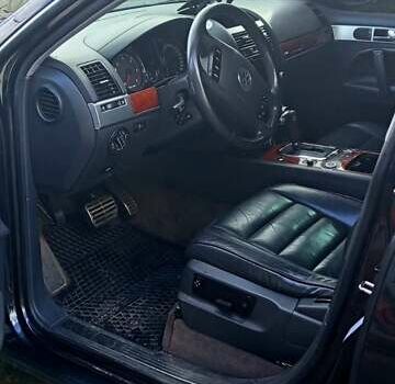 Черный Фольксваген Туарег, объемом двигателя 5 л и пробегом 315 тыс. км за 8500 $, фото 5 на Automoto.ua