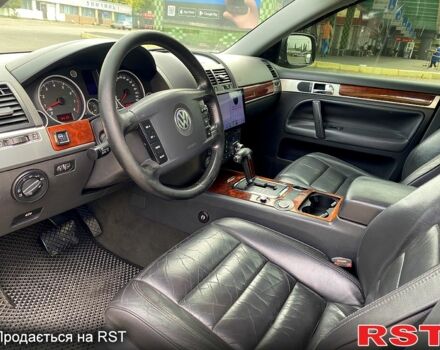 Черный Фольксваген Туарег, объемом двигателя 3.2 л и пробегом 243 тыс. км за 8500 $, фото 5 на Automoto.ua