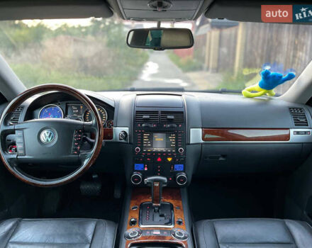 Черный Фольксваген Туарег, объемом двигателя 2.46 л и пробегом 249 тыс. км за 7800 $, фото 5 на Automoto.ua