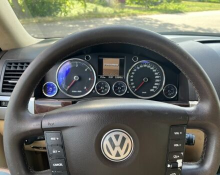 Черный Фольксваген Туарег, объемом двигателя 5 л и пробегом 320 тыс. км за 3600 $, фото 7 на Automoto.ua