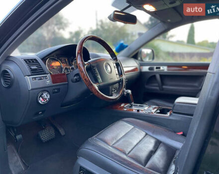 Черный Фольксваген Туарег, объемом двигателя 2.46 л и пробегом 249 тыс. км за 7800 $, фото 6 на Automoto.ua