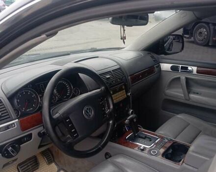 Черный Фольксваген Туарег, объемом двигателя 4.17 л и пробегом 316 тыс. км за 7500 $, фото 5 на Automoto.ua