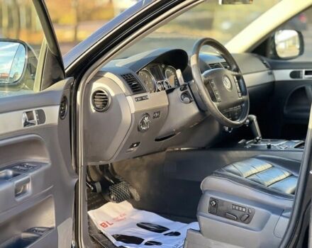 Черный Фольксваген Туарег, объемом двигателя 3 л и пробегом 300 тыс. км за 6500 $, фото 18 на Automoto.ua