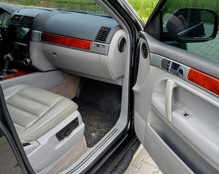 Черный Фольксваген Туарег, объемом двигателя 3.2 л и пробегом 303 тыс. км за 8950 $, фото 4 на Automoto.ua