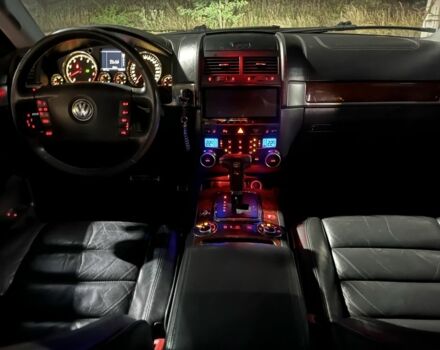 Черный Фольксваген Туарег, объемом двигателя 4.2 л и пробегом 250 тыс. км за 7777 $, фото 2 на Automoto.ua