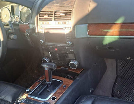 Черный Фольксваген Туарег, объемом двигателя 4.92 л и пробегом 210 тыс. км за 2999 $, фото 6 на Automoto.ua