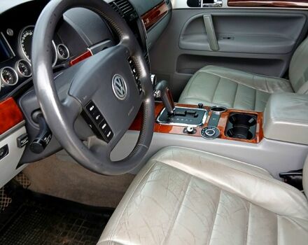 Черный Фольксваген Туарег, объемом двигателя 3.2 л и пробегом 303 тыс. км за 8950 $, фото 5 на Automoto.ua