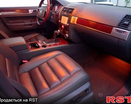 Черный Фольксваген Туарег, объемом двигателя 3.2 л и пробегом 204 тыс. км за 7700 $, фото 1 на Automoto.ua