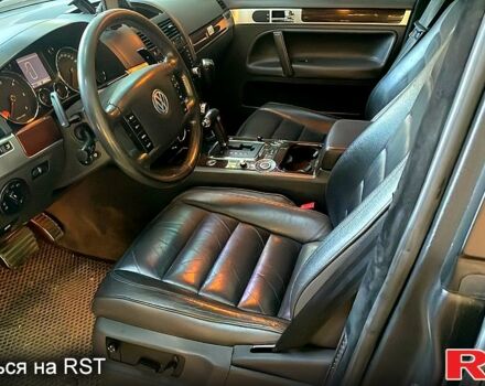 Черный Фольксваген Туарег, объемом двигателя 5 л и пробегом 168 тыс. км за 6300 $, фото 2 на Automoto.ua