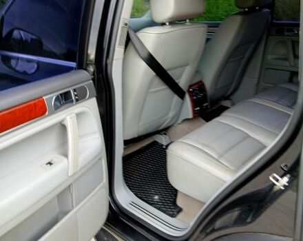 Черный Фольксваген Туарег, объемом двигателя 3.2 л и пробегом 303 тыс. км за 8950 $, фото 8 на Automoto.ua