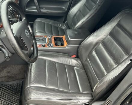 Чорний Фольксваген Туарег, об'ємом двигуна 3 л та пробігом 325 тис. км за 5999 $, фото 10 на Automoto.ua