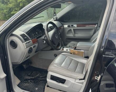 Черный Фольксваген Туарег, объемом двигателя 3.2 л и пробегом 290 тыс. км за 7700 $, фото 4 на Automoto.ua