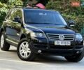 Черный Фольксваген Туарег, объемом двигателя 3.2 л и пробегом 165 тыс. км за 9999 $, фото 1 на Automoto.ua