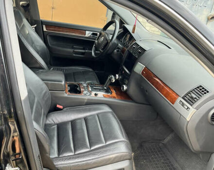 Чорний Фольксваген Туарег, об'ємом двигуна 3 л та пробігом 230 тис. км за 14000 $, фото 32 на Automoto.ua