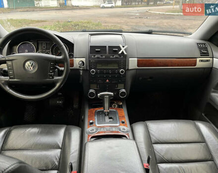 Черный Фольксваген Туарег, объемом двигателя 2.97 л и пробегом 301 тыс. км за 8950 $, фото 7 на Automoto.ua