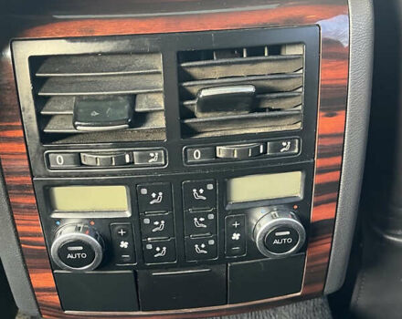 Черный Фольксваген Туарег, объемом двигателя 4.92 л и пробегом 350 тыс. км за 6500 $, фото 7 на Automoto.ua