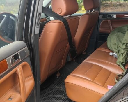 Черный Фольксваген Туарег, объемом двигателя 5 л и пробегом 207 тыс. км за 5500 $, фото 5 на Automoto.ua