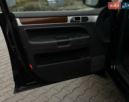 Черный Фольксваген Туарег, объемом двигателя 2.97 л и пробегом 421 тыс. км за 8000 $, фото 4 на Automoto.ua