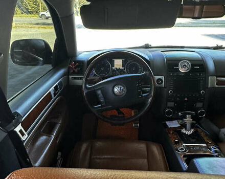 Черный Фольксваген Туарег, объемом двигателя 5 л и пробегом 270 тыс. км за 8750 $, фото 7 на Automoto.ua