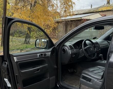 Чорний Фольксваген Туарег, об'ємом двигуна 5 л та пробігом 300 тис. км за 4700 $, фото 7 на Automoto.ua