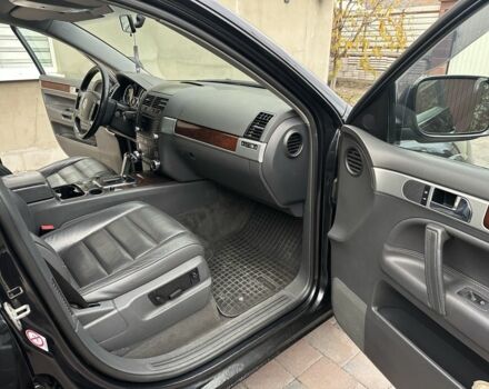 Черный Фольксваген Туарег, объемом двигателя 3 л и пробегом 490 тыс. км за 5700 $, фото 5 на Automoto.ua