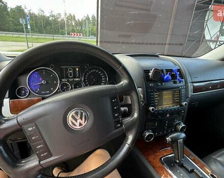 Черный Фольксваген Туарег, объемом двигателя 2.97 л и пробегом 281 тыс. км за 10500 $, фото 2 на Automoto.ua