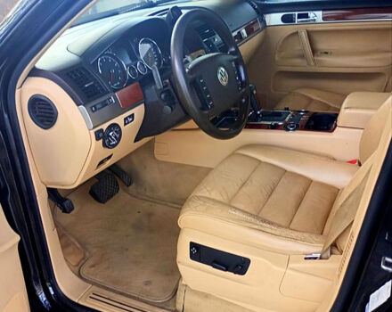 Черный Фольксваген Туарег, объемом двигателя 3.2 л и пробегом 318 тыс. км за 4950 $, фото 5 на Automoto.ua