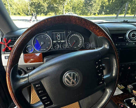 Черный Фольксваген Туарег, объемом двигателя 5 л и пробегом 270 тыс. км за 8750 $, фото 6 на Automoto.ua