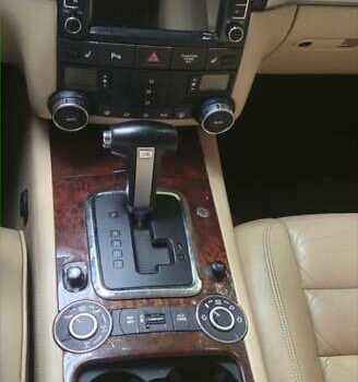 Черный Фольксваген Туарег, объемом двигателя 3.2 л и пробегом 360 тыс. км за 9500 $, фото 5 на Automoto.ua