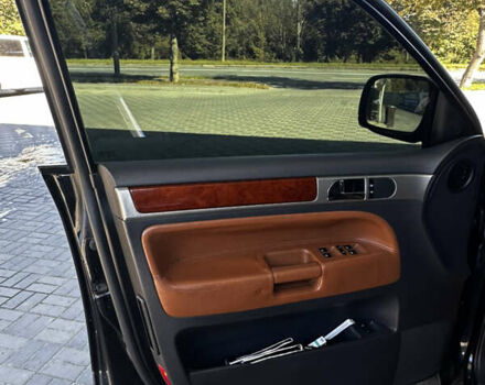 Черный Фольксваген Туарег, объемом двигателя 5 л и пробегом 270 тыс. км за 8750 $, фото 5 на Automoto.ua