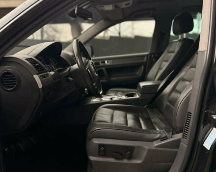 Черный Фольксваген Туарег, объемом двигателя 4.9 л и пробегом 340 тыс. км за 6900 $, фото 49 на Automoto.ua