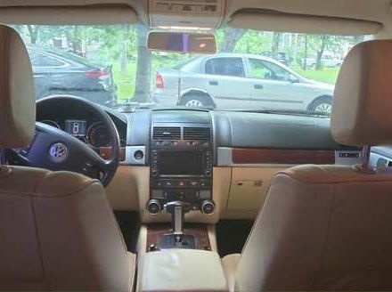 Черный Фольксваген Туарег, объемом двигателя 3.2 л и пробегом 360 тыс. км за 9500 $, фото 11 на Automoto.ua