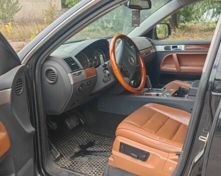 Черный Фольксваген Туарег, объемом двигателя 5 л и пробегом 207 тыс. км за 5500 $, фото 4 на Automoto.ua