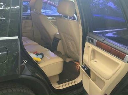 Черный Фольксваген Туарег, объемом двигателя 3.2 л и пробегом 360 тыс. км за 9500 $, фото 8 на Automoto.ua