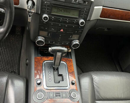 Черный Фольксваген Туарег, объемом двигателя 2.97 л и пробегом 301 тыс. км за 8950 $, фото 2 на Automoto.ua