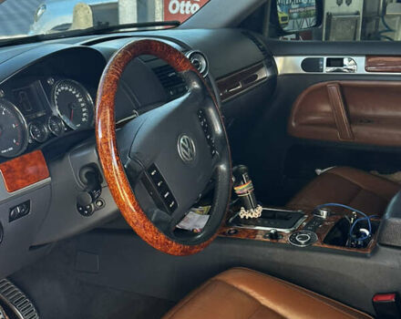 Черный Фольксваген Туарег, объемом двигателя 5 л и пробегом 270 тыс. км за 8750 $, фото 4 на Automoto.ua