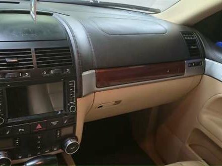 Черный Фольксваген Туарег, объемом двигателя 3.2 л и пробегом 360 тыс. км за 9500 $, фото 9 на Automoto.ua