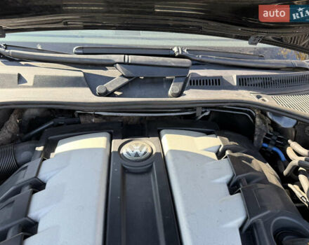 Черный Фольксваген Туарег, объемом двигателя 3 л и пробегом 340 тыс. км за 7500 $, фото 29 на Automoto.ua