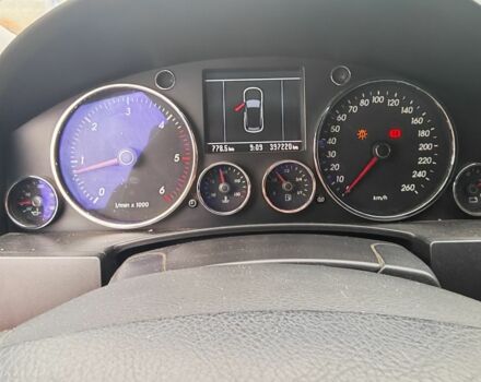 Черный Фольксваген Туарег, объемом двигателя 3 л и пробегом 400 тыс. км за 7200 $, фото 6 на Automoto.ua