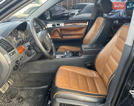 Черный Фольксваген Туарег, объемом двигателя 4.92 л и пробегом 350 тыс. км за 6500 $, фото 10 на Automoto.ua