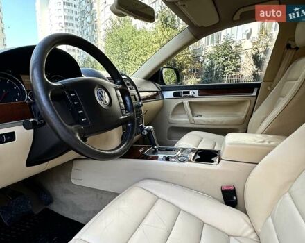 Черный Фольксваген Туарег, объемом двигателя 3.2 л и пробегом 165 тыс. км за 9999 $, фото 16 на Automoto.ua