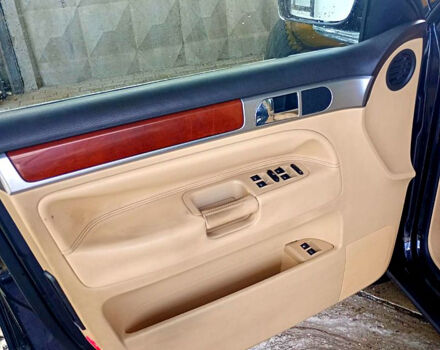 Черный Фольксваген Туарег, объемом двигателя 3.2 л и пробегом 318 тыс. км за 4950 $, фото 7 на Automoto.ua