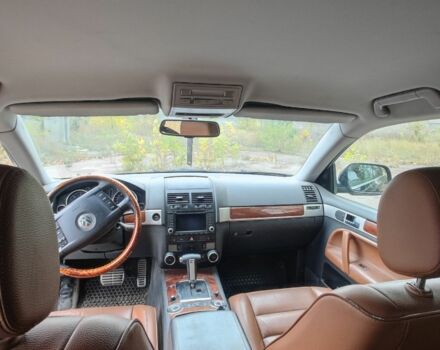 Черный Фольксваген Туарег, объемом двигателя 5 л и пробегом 207 тыс. км за 5500 $, фото 6 на Automoto.ua